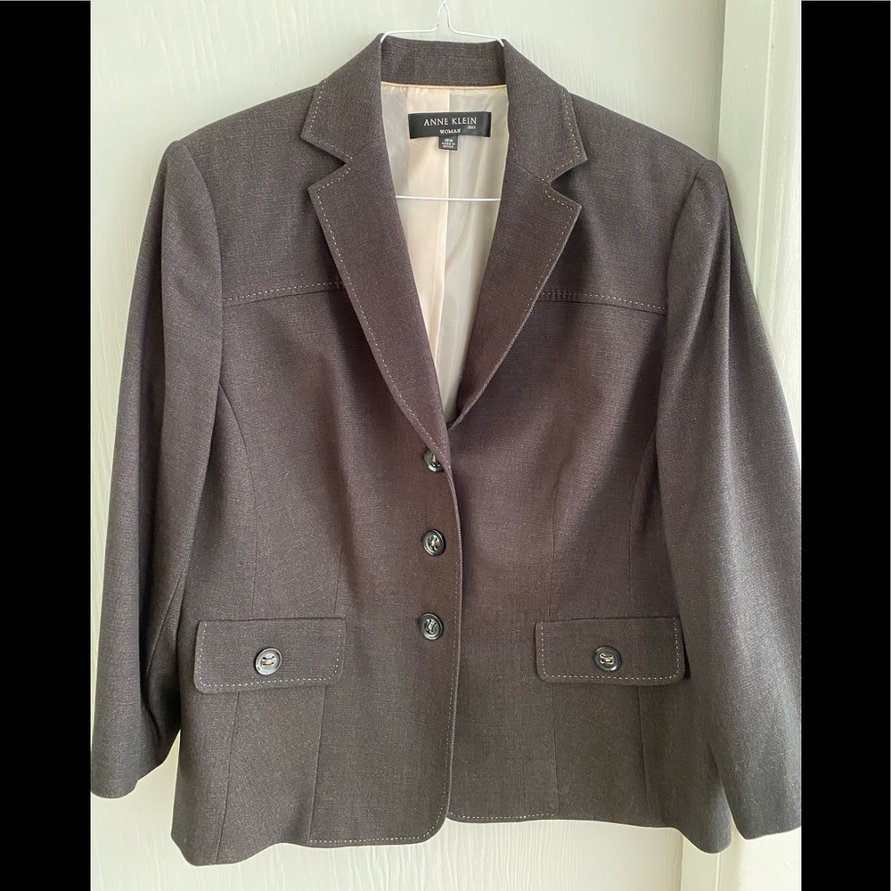 Women’s Anne Klein 18W 3 button dark brown with tan stitching. Lined